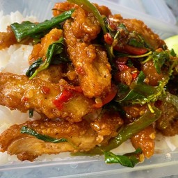 กระเพราไก่กรอบ