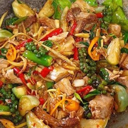 หมูกรอบผัดขี้เมาราดข้าว