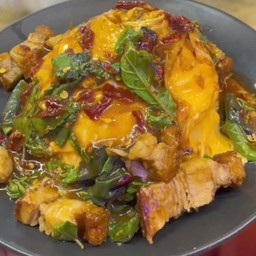 กระเพราหมูกรอบไข่ข้น