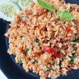 ข้าวคลุกกะเพราหมูสับพริกแห้ง