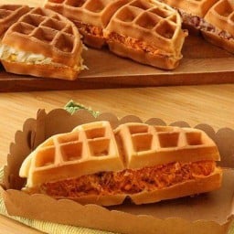 ร้านวาฟเฟิลไส้ทะลัก(ร้านสมปองพานิช)