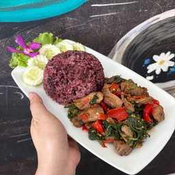 ผัดกะเพราก้านเห็ดราดข้าว