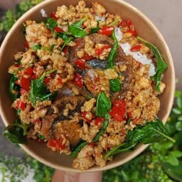 กระเพราไข่เยี่ยวม้าหมูสับราดข้าว