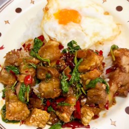 กระเพราหมูกรอบไข่ดาว