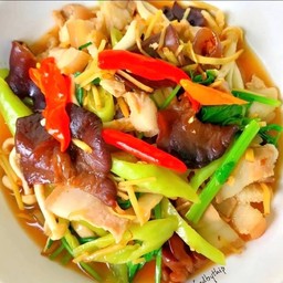 หมูกรอบผัดขิงราดข้าว