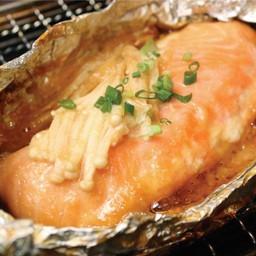 แซลมอนซอสมิโซ๊ะห่อฟลอยด์ย่าง