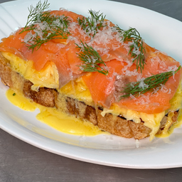 ซาวโดว์แซลม่อนรมควันไข่ข้นกับซอสฮอลแลนเดส