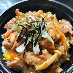 ข้าวหน้าไก่ผัดซอสญี่ปุ่น