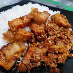 หมูกรอบกระเทียมพริกไทยราดข้าว