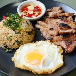 ข้าวคลุกกะเพราคอหมูย่าง