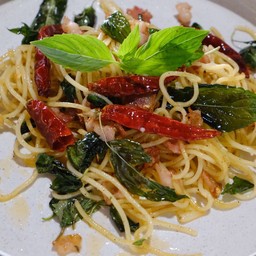 สปาเก็ตตี้ผัดพริกแห้งเบค่อน