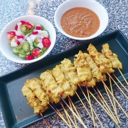 ผัดไทยล้มลุกหมูสะเต๊ะคลุกคลาน