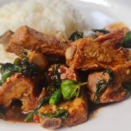 กะเพราซี่โครงหมู