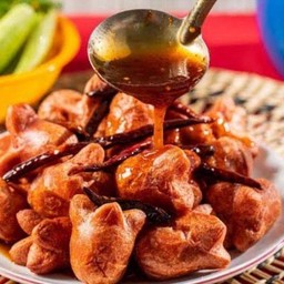 ไส้กรอกแดงทอดกรอบ น้ำจิ้มแซ่ปมะขาม ผักสด