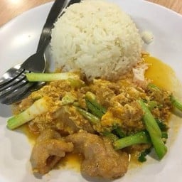 ข้าวราดหมูนุ่มผัดผงกะหรี่