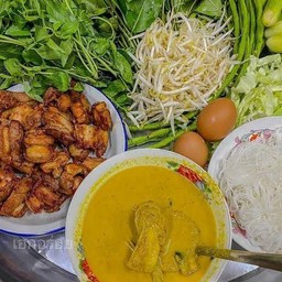 ชุดขนมจีนแกงกะทิ+หมูทอด+ไข่ต้ม+ผักสด