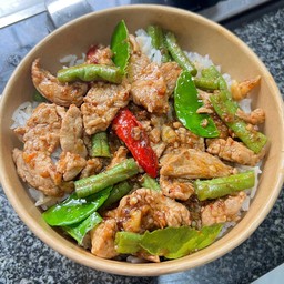 ผัดพริกแกงหมูชิ้นราดข้าว (หมูสันใน)