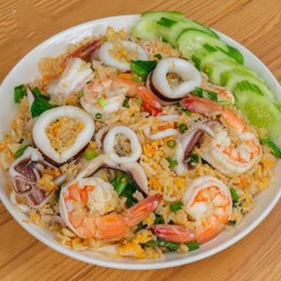 ข้าวผัดรวมทะเล กลาง