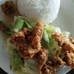 กะหล่ำปลีน้ำปลาไก่กรอบราดข้าว