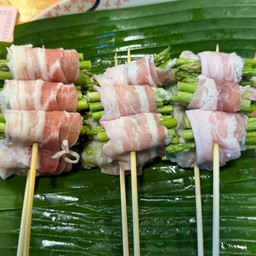 สามชั้นพันหน่อไม้ฝรั่ง