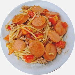 สปาเก็ตตี้ไส้กรอกหมูสับผัดซอสมะเขือเทศ