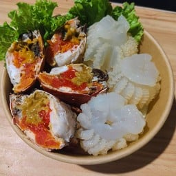 ปูไข่นึ่ง 2 ตัว แมงกะพรุนหัวกระสุนลวก 250 กรัม