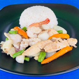 รวมมิตรผัดพริกสดหอมใหญ่ราดข้าว