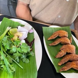 แหนมปีกไก่ทอด
