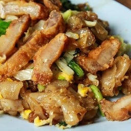 ผัดซีอิ๋วหมูกรอบ