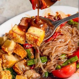 [อร่อยซ่ากับโค้ก] ยำเส้นเล็กหมูกรอบ +  โค้ก ออริจินัล (กระป๋อง)