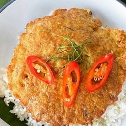 ข้าวหน้าไข่เจียวคั่วกลิ้งหมูสับ