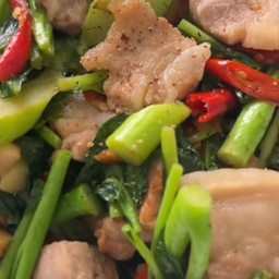 ผัดคะน้าหมู ผัดร้อนๆราดข้าว