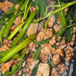 ข้าวพริกแกงผักบุ้งหมูสับ + ไส้อ่อน