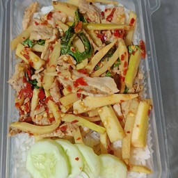 [อร่อยซ่ากับโค้ก] กะเพราหน่อไม้หมูสับ +  โค้ก ออริจินัล (ขวด)