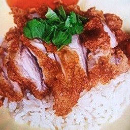 ข้าวมันไก่ทอดนำ้จิ้มหวาน