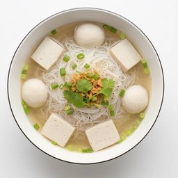 หมี่ขาวน้ำลูกชิ้นปลา