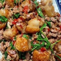 กระเพราหมูกรอบ.ไส่.หมูสับ(กับข้าว)