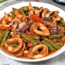 ผัดพริกแกงปลาหมึก