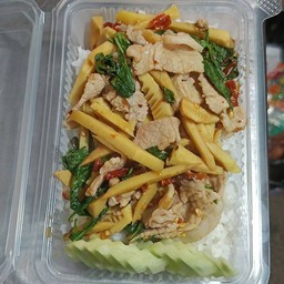 ผัดโหระพาหน่อไม้หนูชิ้น