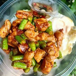 พริกแกง ไก่ ราดข้าว