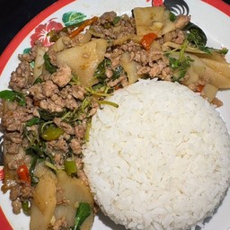ข้าวกระเพราหมูสับหน่อไม้