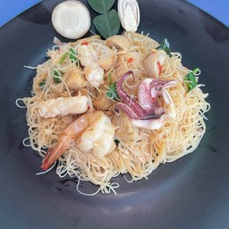 เส้นหมี่ผัดต้มยำเเห้งทะเล