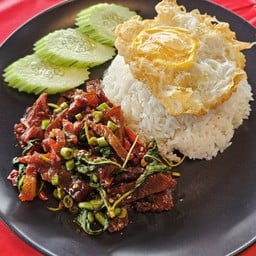 ผัดกระเพราคอหมูย่างราดข้าว