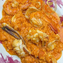 กุ้ง+ปลาหมึกผัดผงกะหรี่ไข่เค็ม