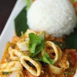 ข้าวราดปลาหมึกผัดผงกะหรี่