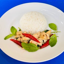 ไก่ผัดกะเพราราดข้าว