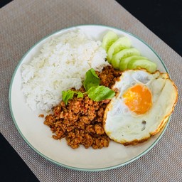 ข้าวพริกแกงเผ็ดหมูไข่ดาว