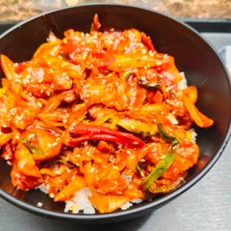 ข้าวหน้าหมูสามชั้นผัดซอสเกาหลี