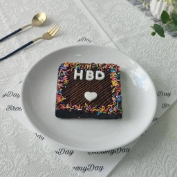 สี่เหลี่ยมครึ่งปอนด์ บราวนี่วันเกิด