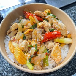 ผัดพริกเผาไก่ราดข้าว